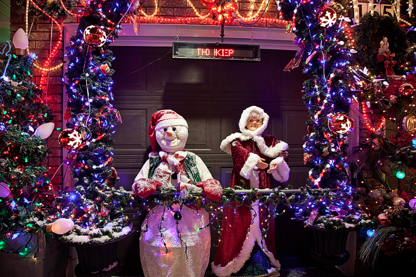 Frosty and Mrs. Clause [EOS 5DMK2 | EF24-105L@24mm | 1/15 s |f/4 | ISO800]