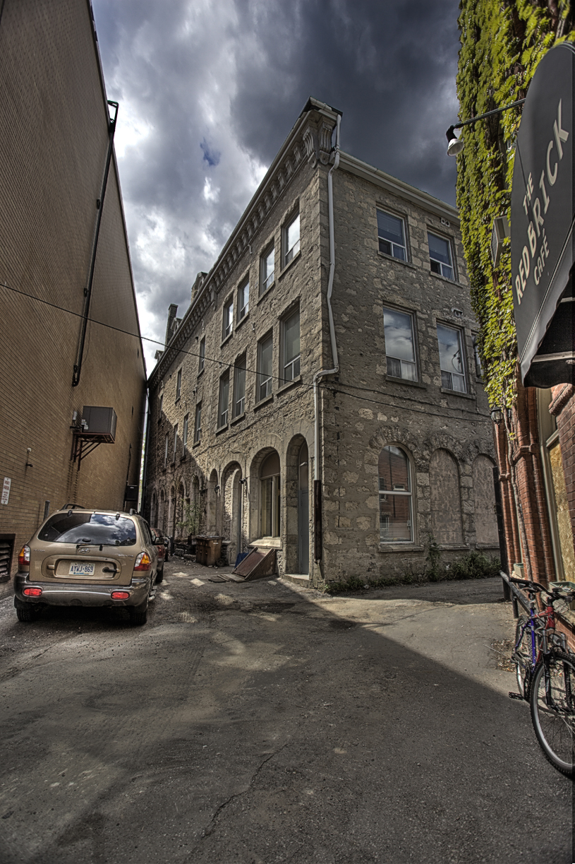 Guelph alley [EOS 5DMK2 | EF 17-40L@22mm | 1/794 s | f/6.4 | ISO200]