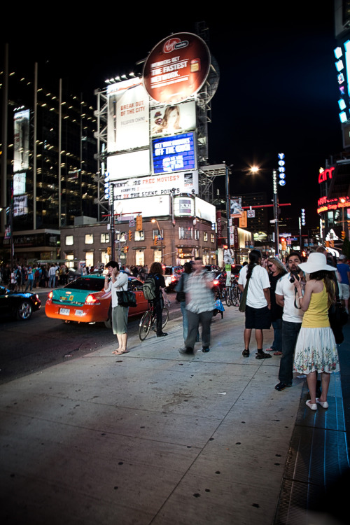 Young and Dundas during Sloan [EOS 5DMK2 | EF 24-105L@24mm | 1/5 s | f/7.1 | ISO400]