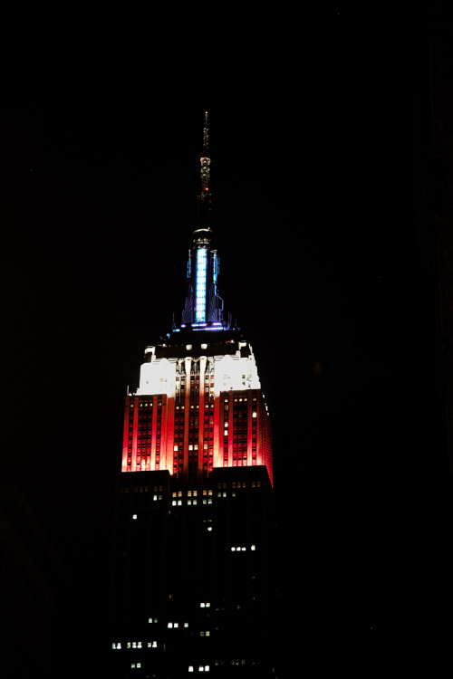 Red-white-blue Empire [EOS 5DMK2 | EF 24-105L@92mm | 1/4 s | f/4 | ISO200]