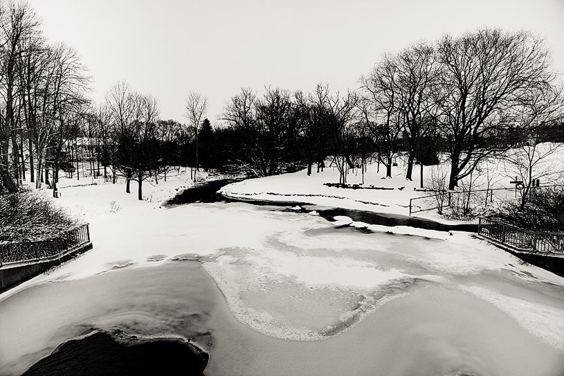 Icy River [EOS 5DMK2| EF17-40L@17mm | 1/2500 s |f/7.1 | ISO400]
