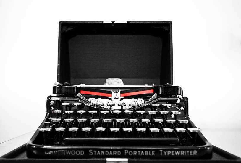 Standard Portable Typewriter [EOS 5DMK2| EF24-105L@24MM | 1/30 s |f/4 | ISO400]